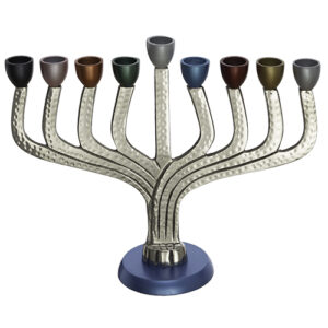 חנוכיה מעוצבת עם קנים צבעוניים