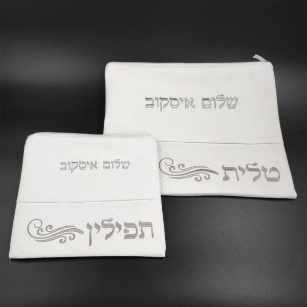 נרתיק לטלית ותפילין בצבע לבן, דגם ברקת, עם עיטורי רקמה המשלבים כיתוב טלית ותפילין בהתאמה על גבי דוגמת מעויינים
