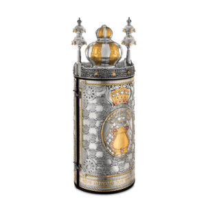 ארגז לספר תורה מעוצב - 'כתר מלכות' עם תמונת הנבל – כלי הנגינה של דוד המלך ע"ה, מרוקע בציפויים של זהב וכסף, משובץ באבנים ורודות ולבנות, וכתוב מעליהם דוד המלך באותיות זהובות. הארגז מעוטר כולו בכתרים מדויקים מרוקעי כסף מיוחד ויוקרתי.