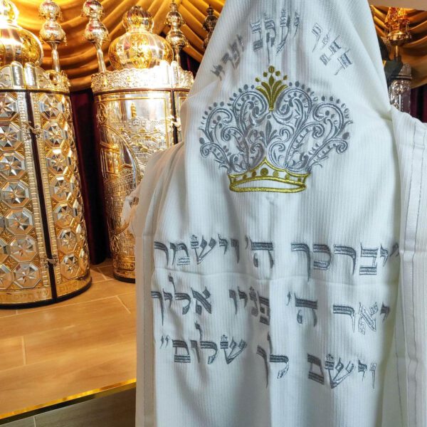 טלית צמר עם רקמת כתר בצבעי זהב וכסף